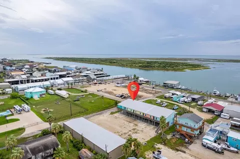 1402 W Commerce St #2, Port O'connor, TX 77982