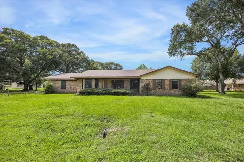 7605 Becky Ln, Wallis, TX 77485