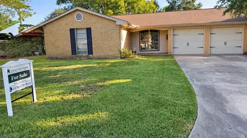 4004 Crescent Dr, Bay City, TX 77414