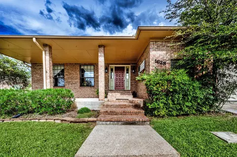 1623 Green Briar Dr, Huntsville, TX 77340