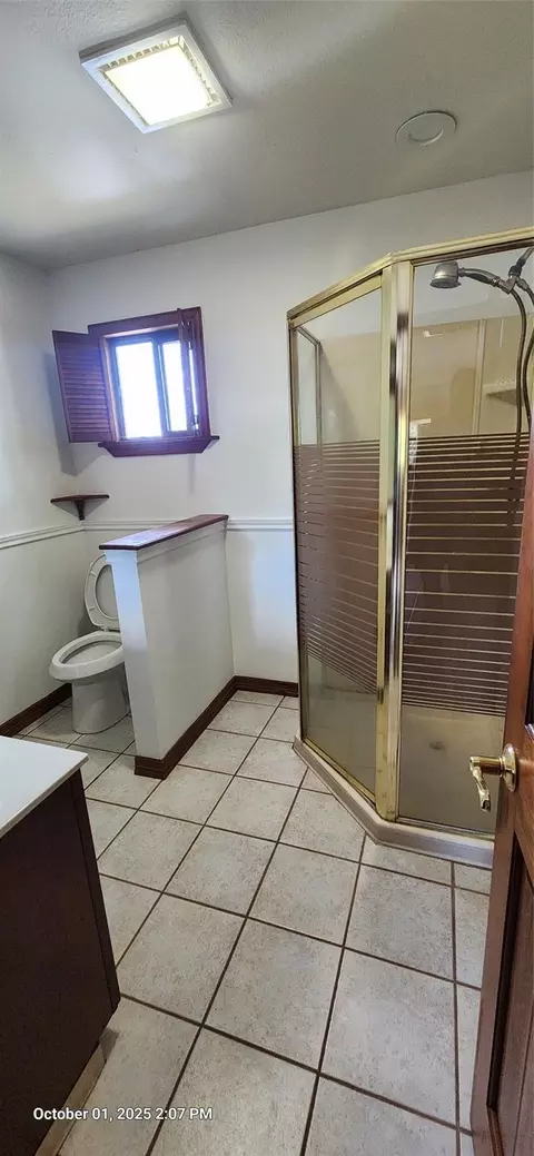 Bath - 121 N Point Dr N, Trinity, TX 75862 photo 1 of 2