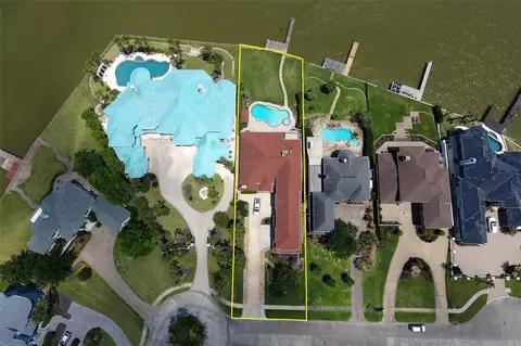 102 Twin Oaks Way, Kemah, TX 77565
