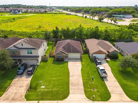 4131 Country Club Dr, Dickinson, TX 77539