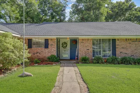 109 Southern Oaks Dr, Lake Jackson, TX 77566