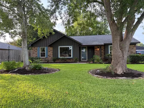 307 Winding Rd, Friendswood, TX 77546