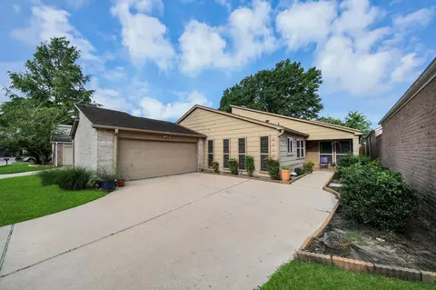 2210 Linea Del Pino St, Houston, TX 77077