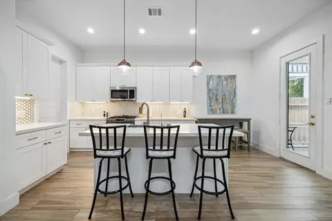 5021 Creekmont Dr, Houston, TX 77091