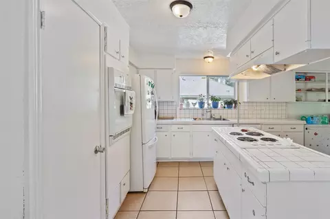 Kitchen - 1603 Cantrell Blvd, Conroe, TX 77301 photo 3 of 4