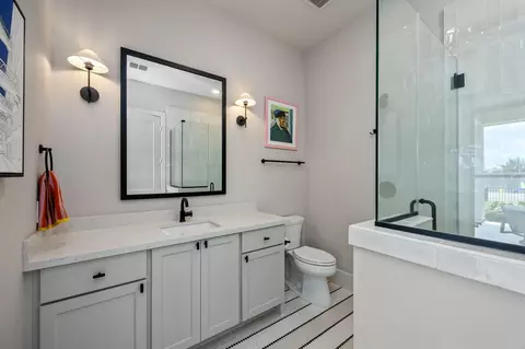 Bath - 6822 E Warwick Lake Ln, Spring, TX 77389 photo 5 of 8