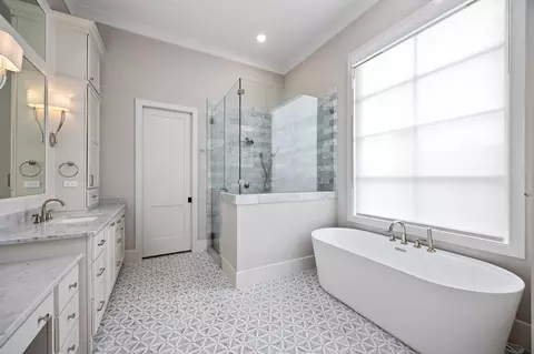 Bath - 6822 E Warwick Lake Ln, Spring, TX 77389 photo 3 of 8