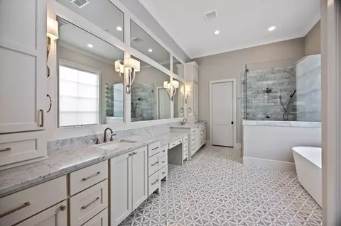 Bath - 6822 E Warwick Lake Ln, Spring, TX 77389 photo 2 of 8