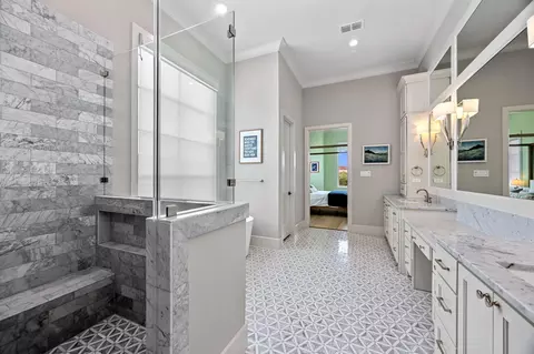 Bath - 6822 E Warwick Lake Ln, Spring, TX 77389 photo 4 of 8