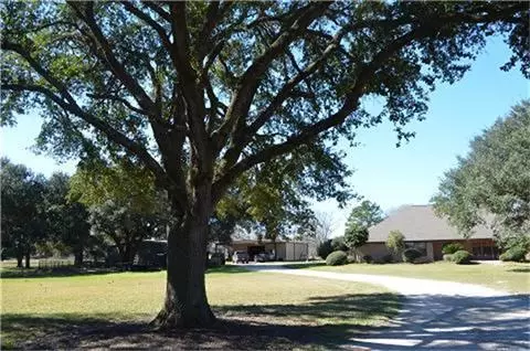 319 Wallace Rd, Hankamer, TX 77560