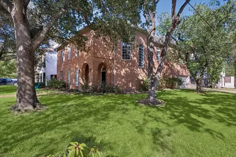 551 S 2nd St, Bellaire, TX 77401