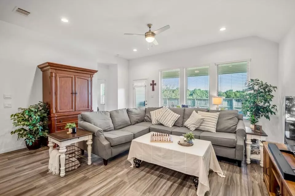 Living - 1611 Little Rabbit Ct, Montgomery, TX 77316 photo 1 of 1