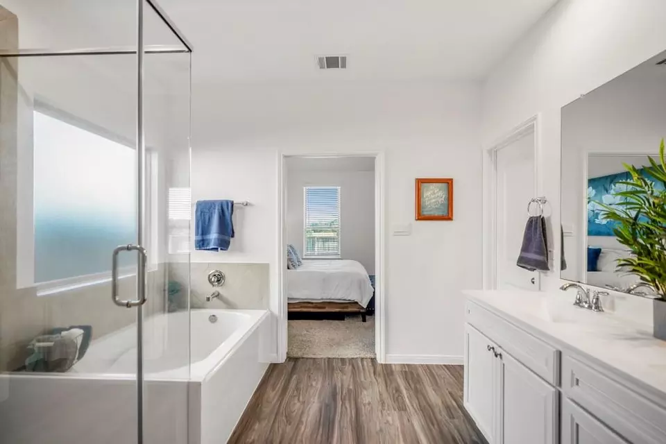 Bath - 1611 Little Rabbit Ct, Montgomery, TX 77316 photo 4 of 6