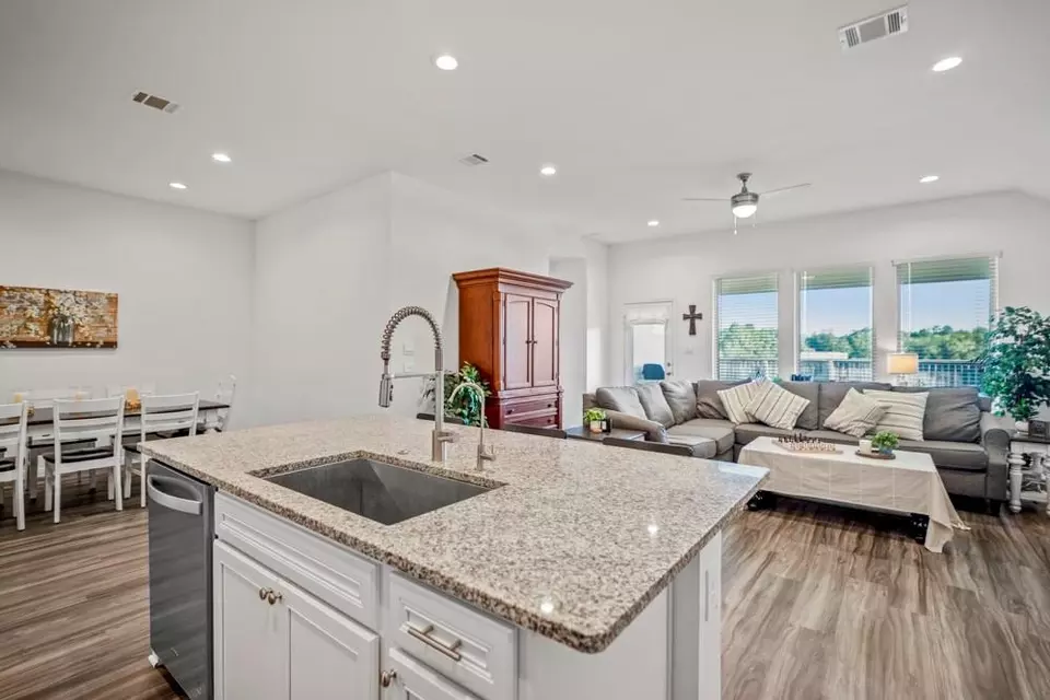 Kitchen - 1611 Little Rabbit Ct, Montgomery, TX 77316 photo 3 of 5