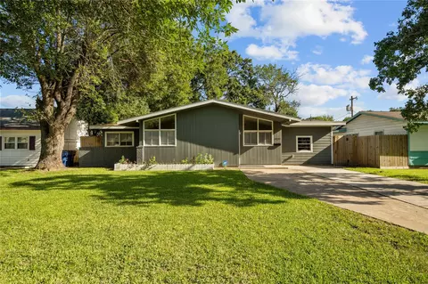 1909 16th Ave N, Texas City, TX 77590