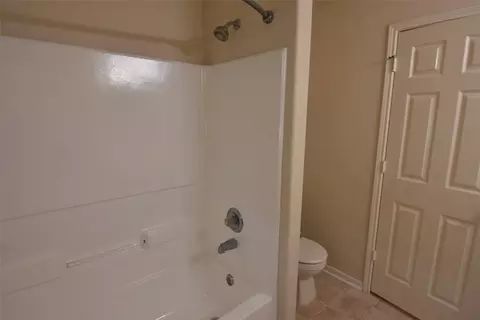 Bath - 1035 Junction Ct, Rosenberg, TX 77471 photo 4 of 4