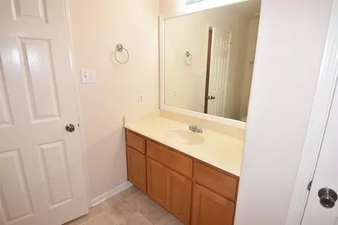 Bath - 1035 Junction Ct, Rosenberg, TX 77471 photo 3 of 4
