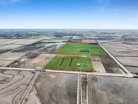 747 Canal Rd, Winnie, TX 77665