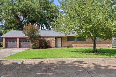 103 Ligustrum St, Lake Jackson, TX 77566