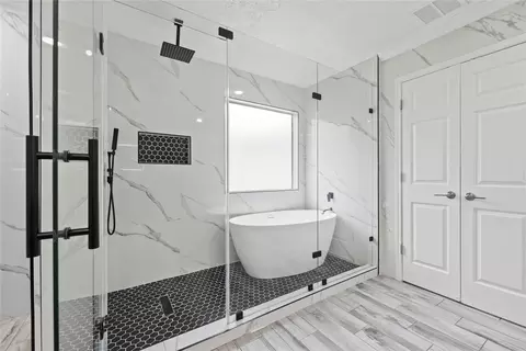 Bath - 1010 Stillgate Ct, Spring, TX 77373 photo 3 of 6