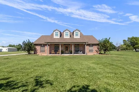 1502 Barbara St, Highlands, TX 77562