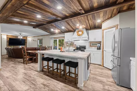 577 S Winding River Rd, Oakhurst, TX 77359