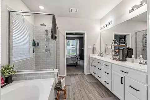 Bath - 2029 Cedar Tree Ct, Conroe, TX 77301 photo 2 of 4