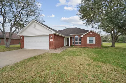 1140 Thomas Dr, Angleton, TX 77515
