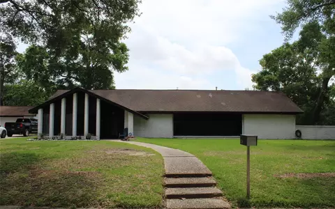 204 Southwood Cir, Baytown, TX 77520