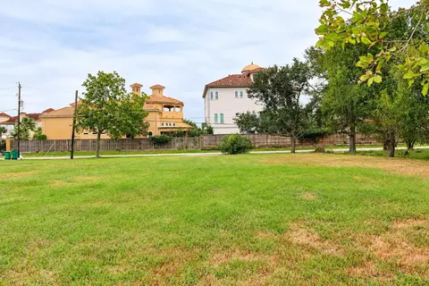 522 E Meyer Rd, Seabrook, TX 77586 photo 3