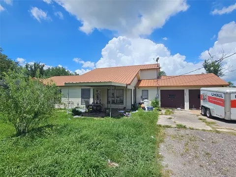 712 Oak Ave, Highlands, TX 77562