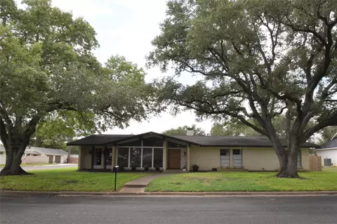 101 N Upton Ave, Schulenburg, TX 78956