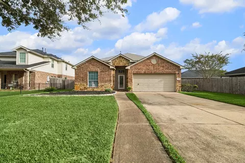 10051 Lynnwood Dr, Baytown, TX 77521