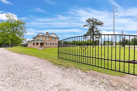 2222 N Main St, Highlands, TX 77562