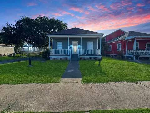 1327 33rd St, Galveston, TX 77550