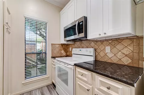 Kitchen - 2001 Bering Dr #2F, Houston, TX 77057 photo 2 of 3