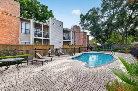 Exterior - 2001 Bering Dr #2F, Houston, TX 77057 photo 4 of 9