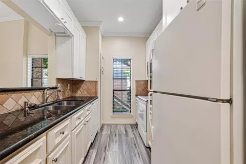 Kitchen - 2001 Bering Dr #2F, Houston, TX 77057 photo 1 of 3