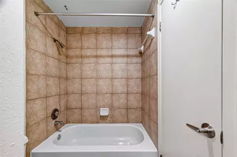 Bath - 2001 Bering Dr #2F, Houston, TX 77057 photo 1 of 2