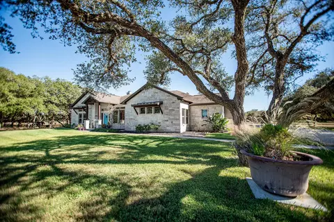 437 Bischoff Rd, Inez, TX 77968