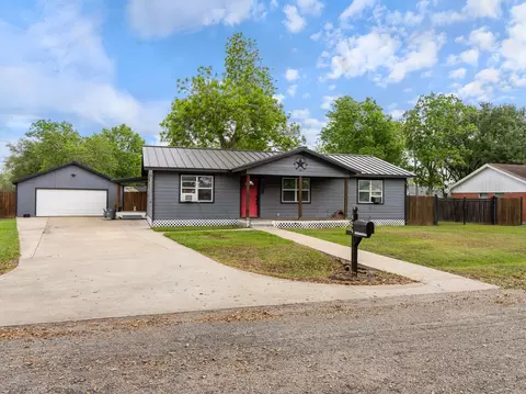 404 Elizabeth Ave, Palacios, TX 77465