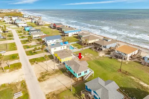 411 Seashell Dr, Surfside Beach, TX 77541