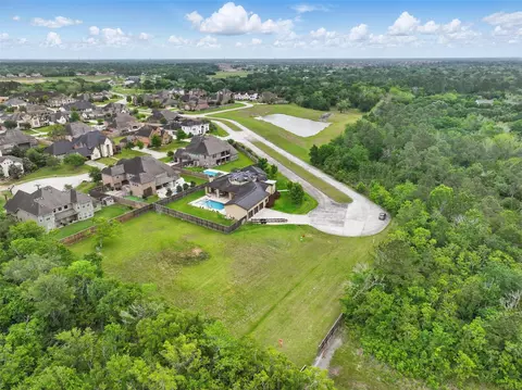 2082 Wilderness Trl, Friendswood, TX 77546