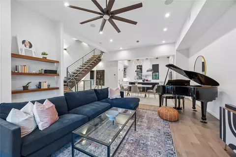 513 Memorial Heights Dr, Houston, TX 77007