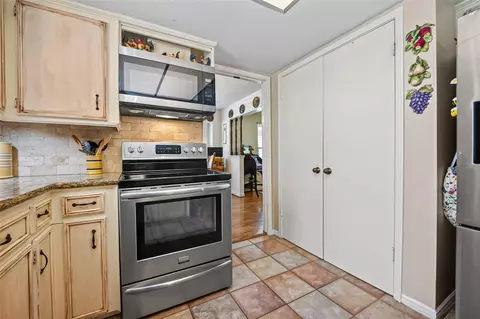 Kitchen - 558 Landfall Ln, Conroe, TX 77302 photo 4 of 6