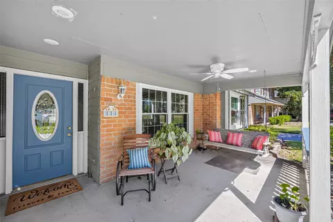 Exterior - 558 Landfall Ln, Conroe, TX 77302 photo 7 of 15