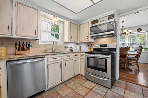 Kitchen - 558 Landfall Ln, Conroe, TX 77302 photo 2 of 6